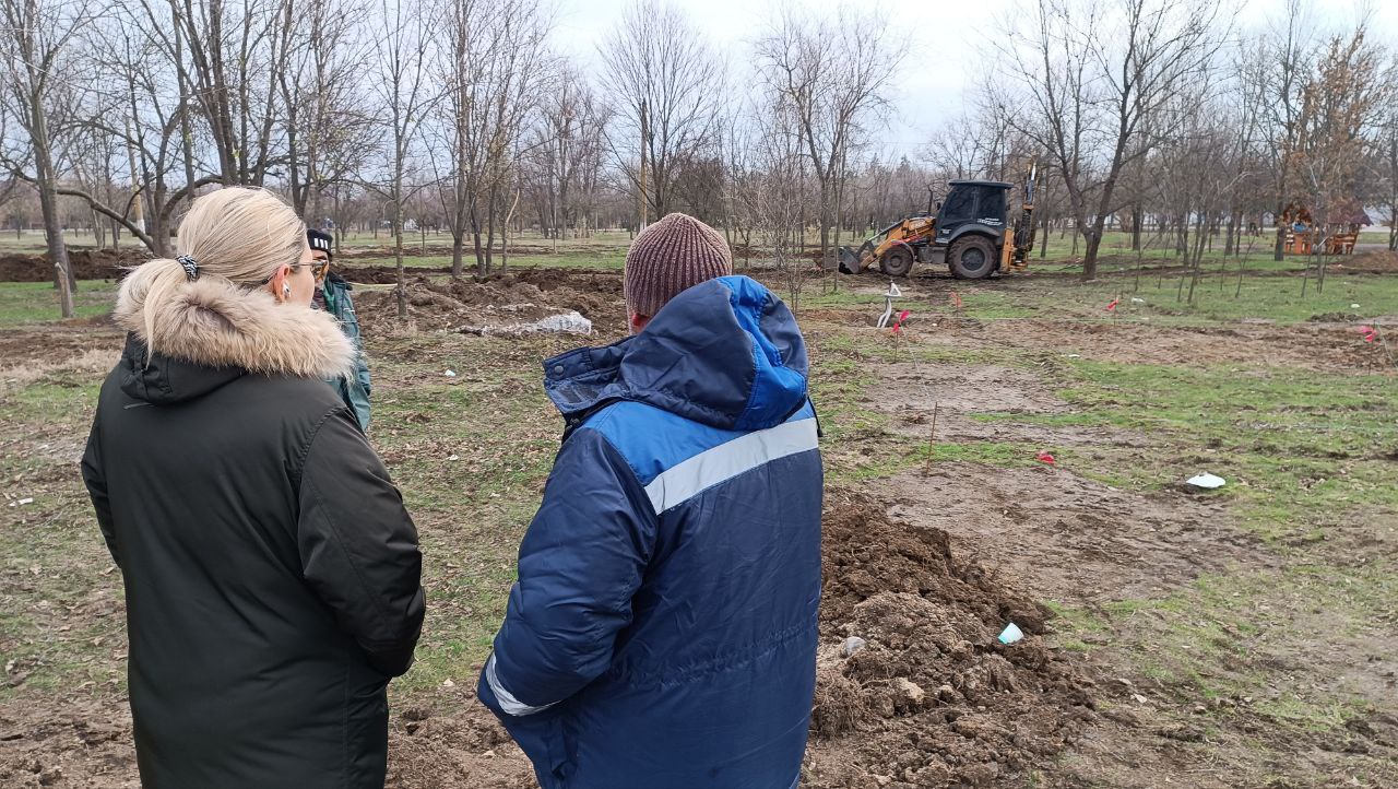 Команда Президента помогает - в центральном парке Акимовки продолжаются работы по благоустройству.