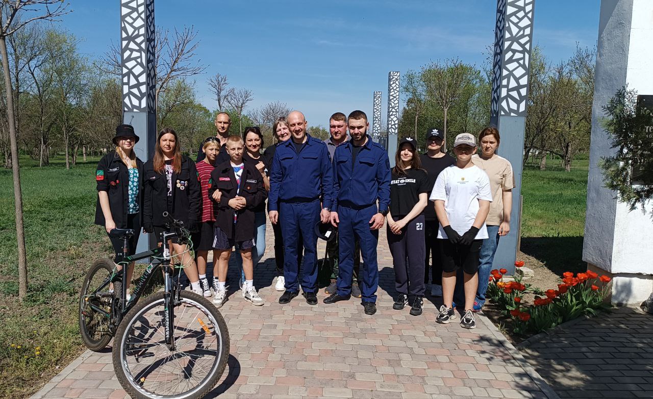 Сотрудники Акимовской прокуратуры привели в порядок мемориал и Аллею Славы.