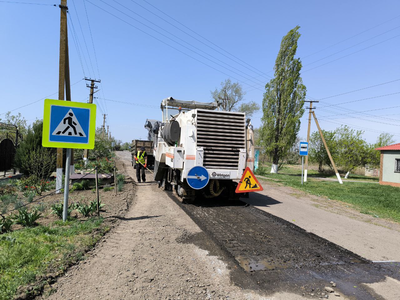 Ремонт дорог пришел в села Переможное и Таврийское.